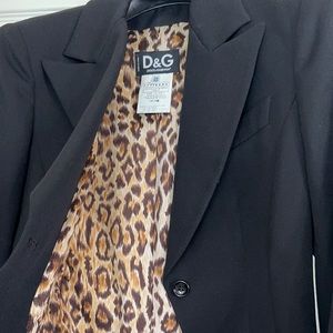 Dolce Gabbana suit beautiful fit and it’s 100% virgin wool